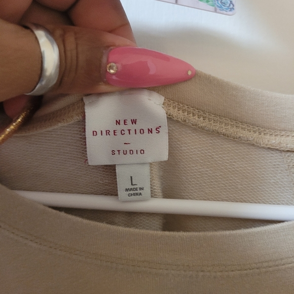 77. New Directions top sz L - Picture 2 of 3